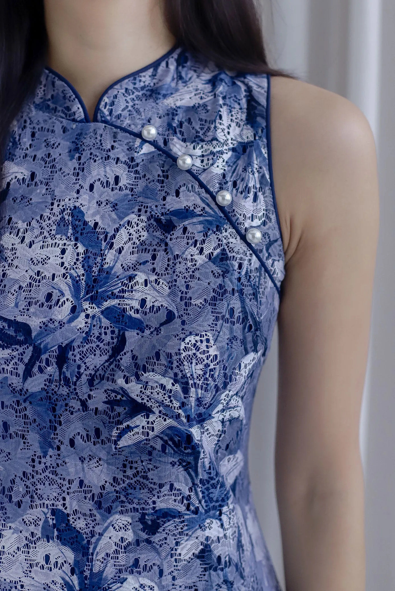 Delilah Floral Lace Bodycon Cheong Sam Dress In Navy/White