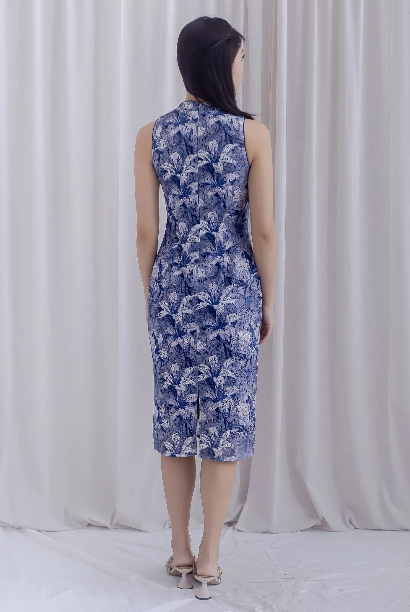 Delilah Floral Lace Bodycon Cheong Sam Dress In Navy/White
