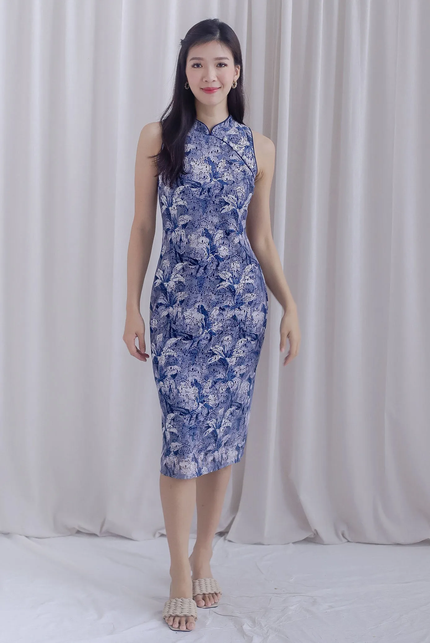 Delilah Floral Lace Bodycon Cheong Sam Dress In Navy/White