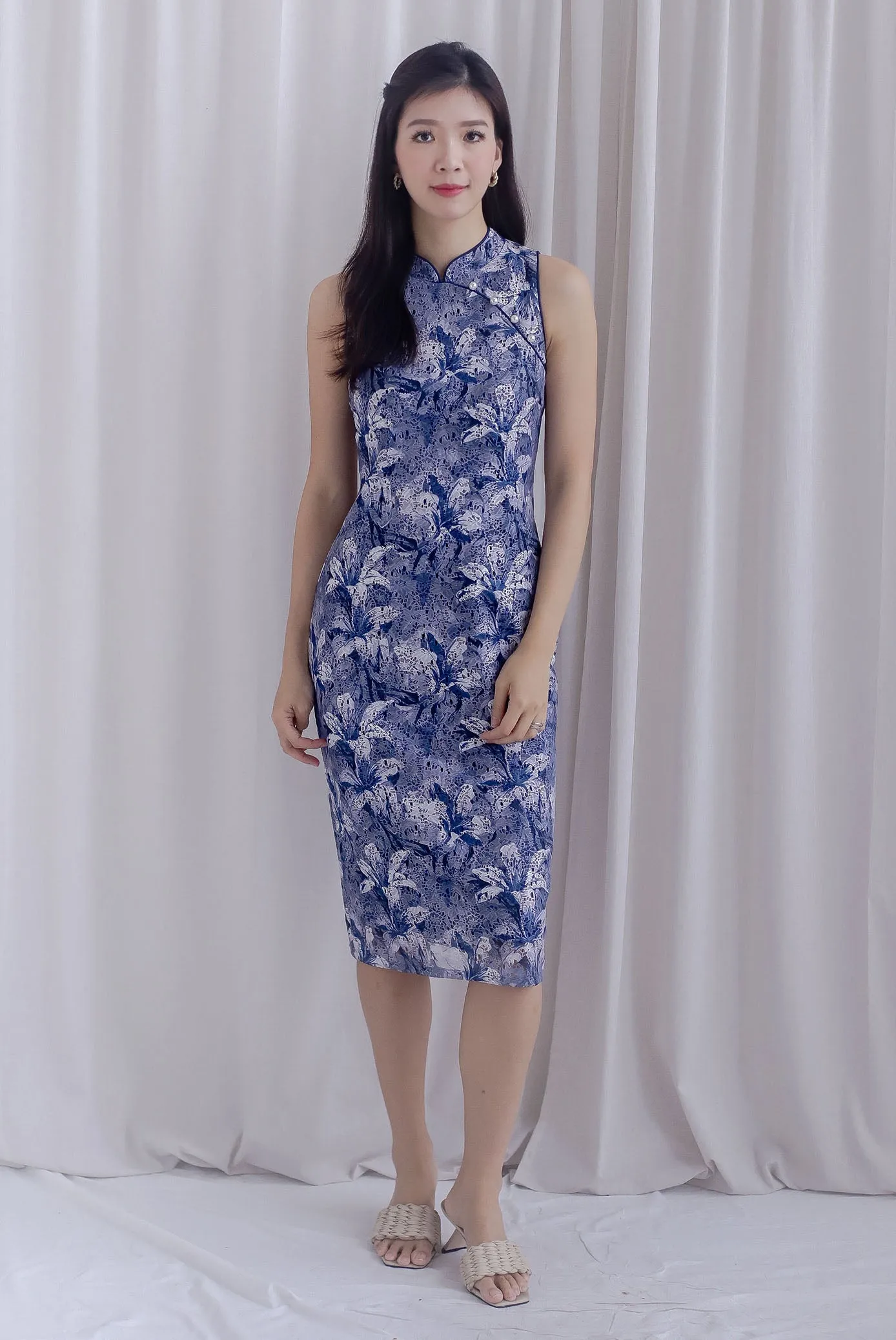 Delilah Floral Lace Bodycon Cheong Sam Dress In Navy/White