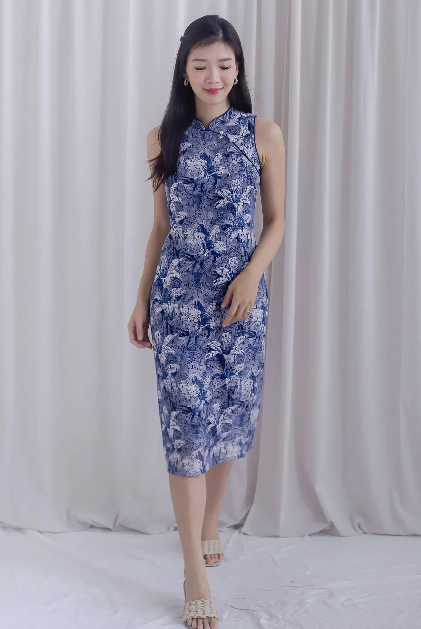 Delilah Floral Lace Bodycon Cheong Sam Dress In Navy/White