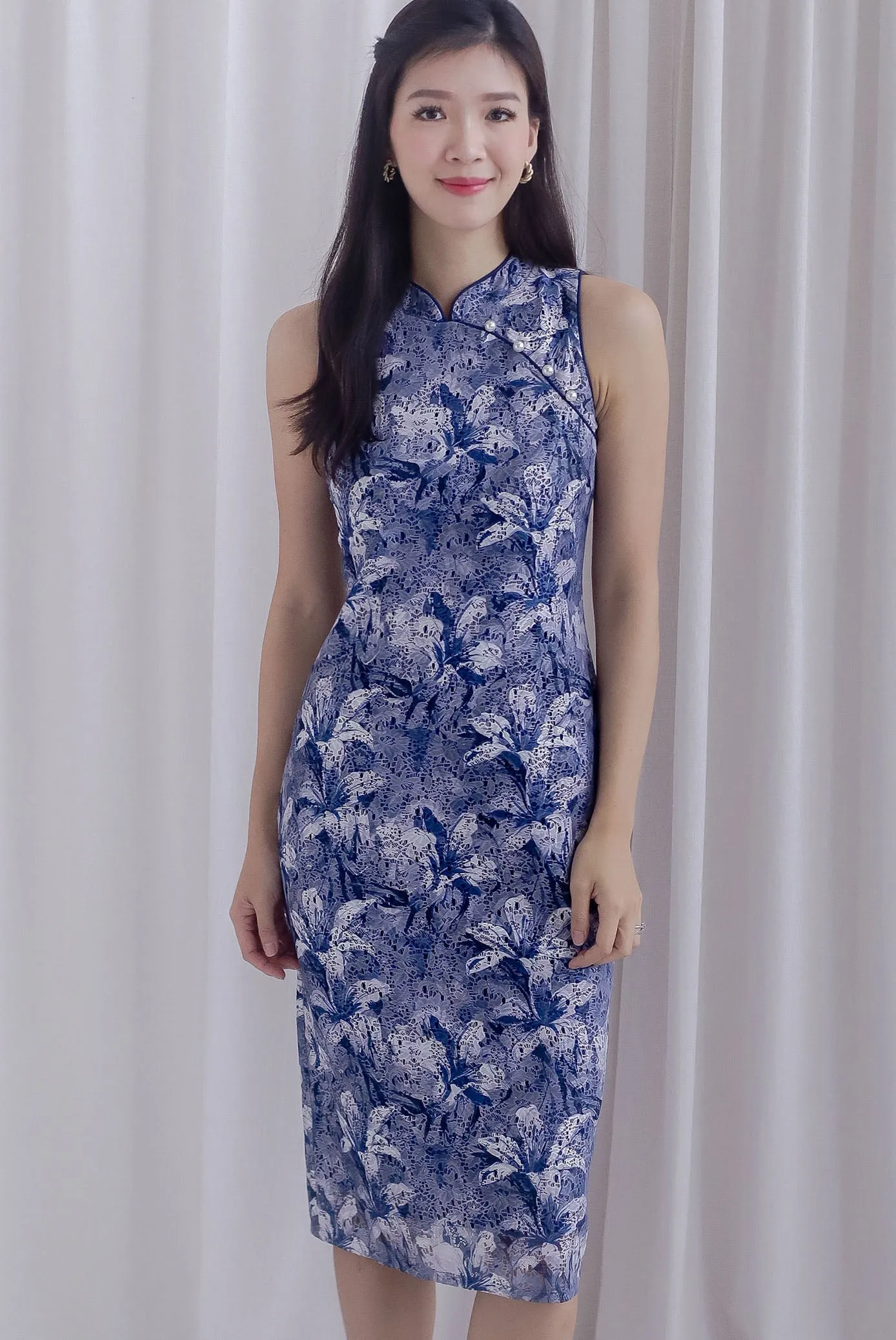 Delilah Floral Lace Bodycon Cheong Sam Dress In Navy/White