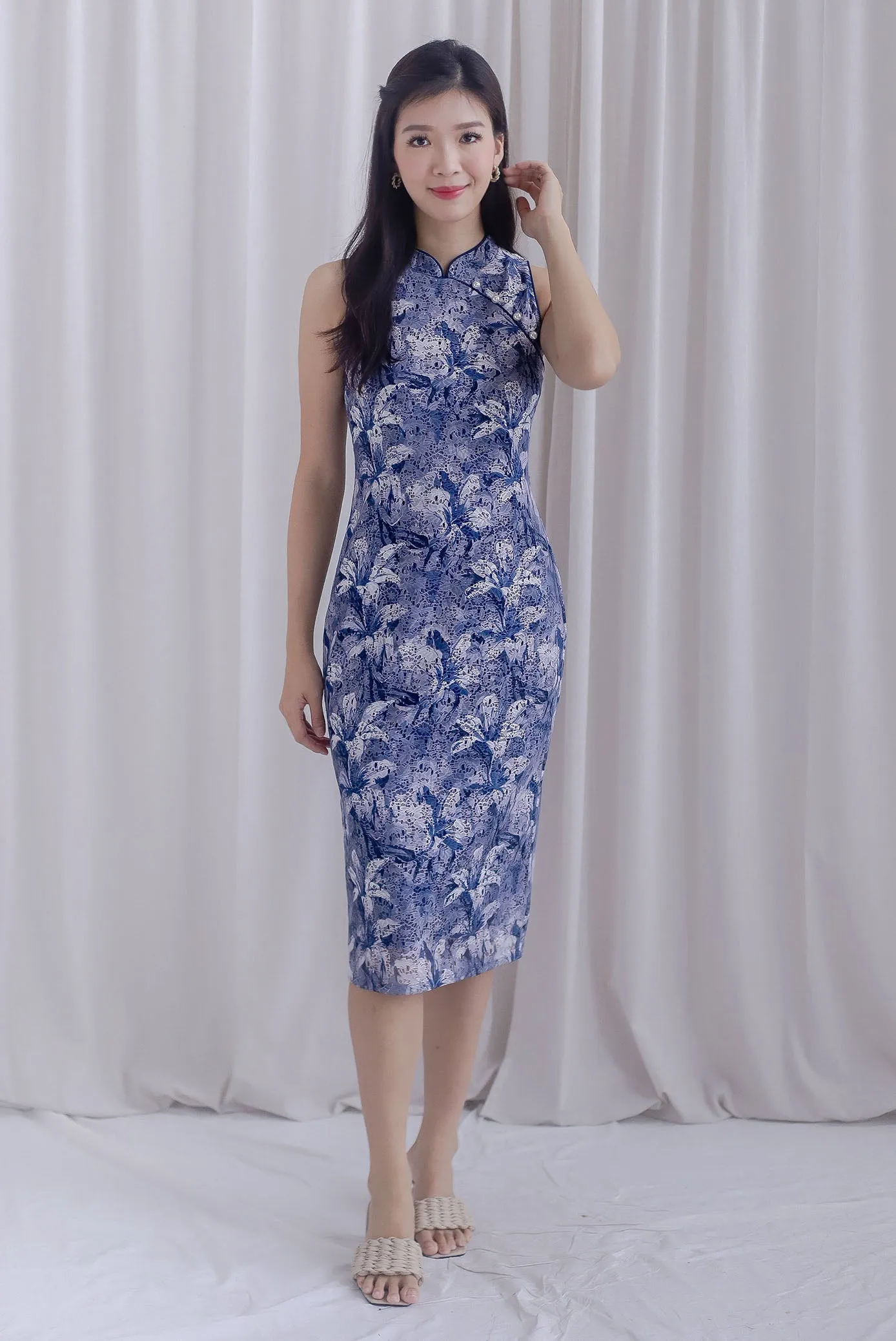 Delilah Floral Lace Bodycon Cheong Sam Dress In Navy/White
