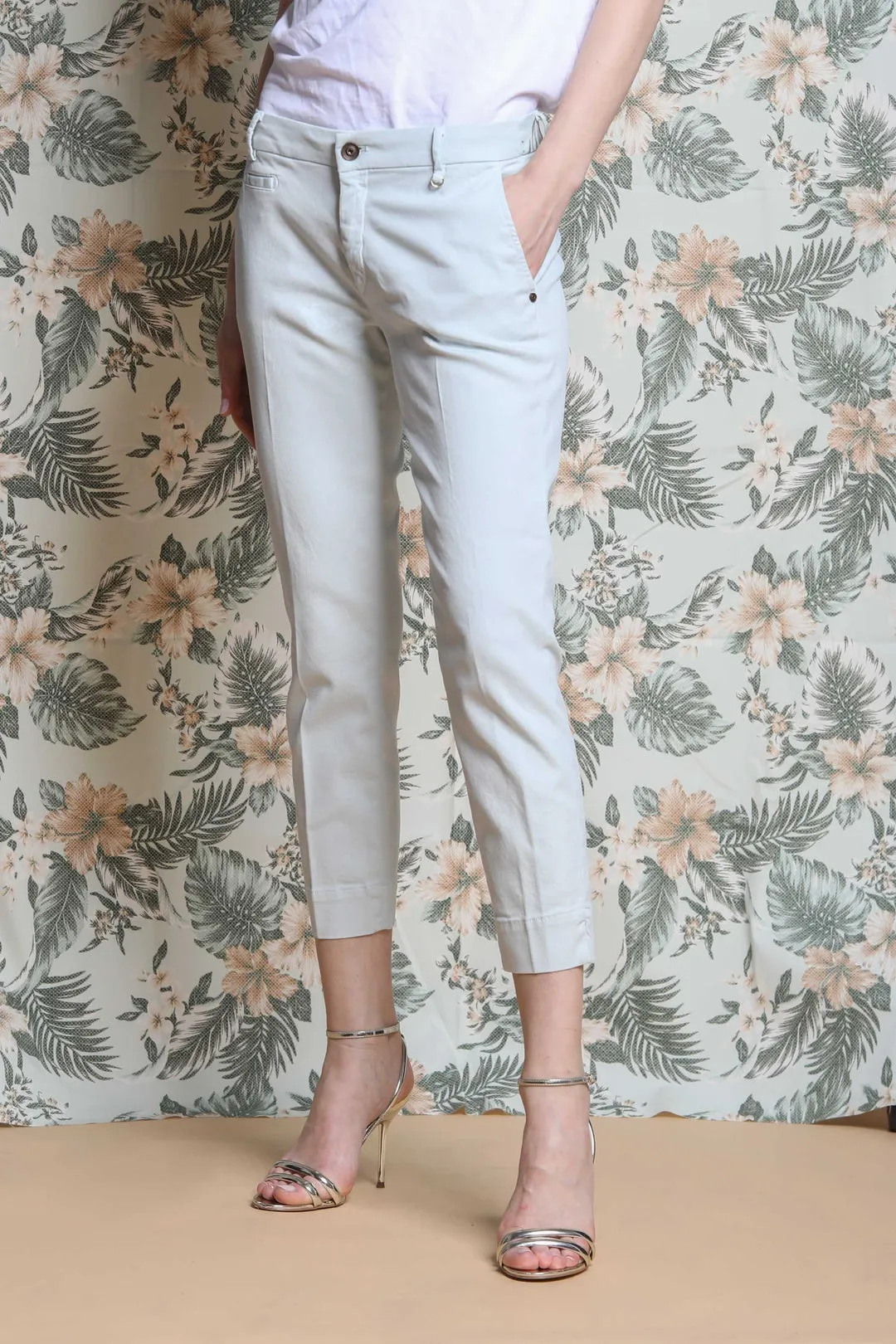 Jaqueline Curvy Chino Capri Pants